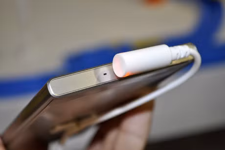 Ở phiên bản này, hãng sản xuất cũng đã trang bị cho Xperia XZ bộ sạc qua cổng USB Type-C giúp tăng tốc độ sạc.