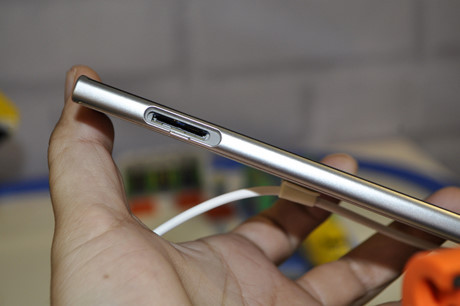 Khe SIM, thẻ nhớ ở cạnh bên.