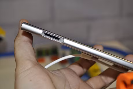 Khe SIM, thẻ nhớ ở cạnh bên.