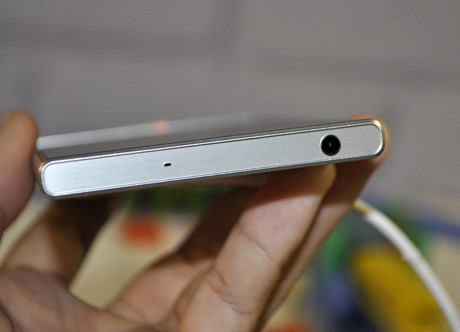 Ngoài microphone ở cạnh dưới, Xperia còn có micophone ở cạnh trên để tăng cường khả năng thu âm.