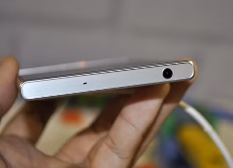 Ngoài microphone ở cạnh dưới, Xperia còn có micophone ở cạnh trên để tăng cường khả năng thu âm.
