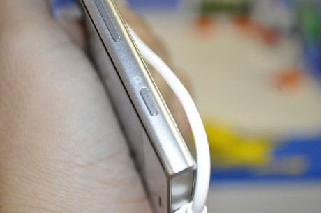 Nút cứng giúp kích hoạt camera và chụp ảnh nhanh.