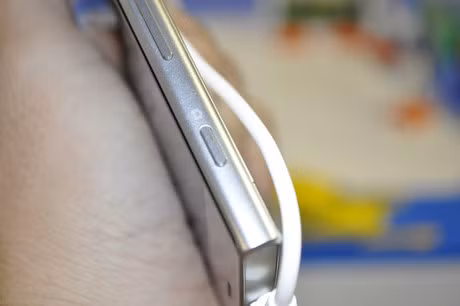Nút cứng giúp kích hoạt camera và chụp ảnh nhanh.