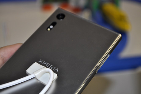 Về thiết kế, Xperia XZ có thiết kế nguyên khối với mặt lưng bằng kim loại. Xperia XZ cũng được thiết kế để có khả năng kháng nước và bụi.