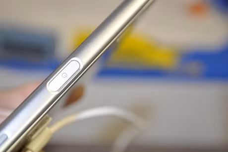 Xperia XZ được trang bị cảm biến vân tay và cảm biến này đặt ở một vị trí chẳng giống ai, đó là ở nút nguồn ngay bên cạnh máy khá tiện dụng.