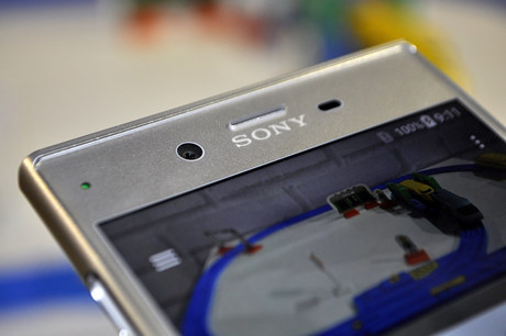 Camera trước 13MP có độ nhạy sáng (ISO) lên đến 6.400 và ống kính góc rộng 22mm/90 độ.