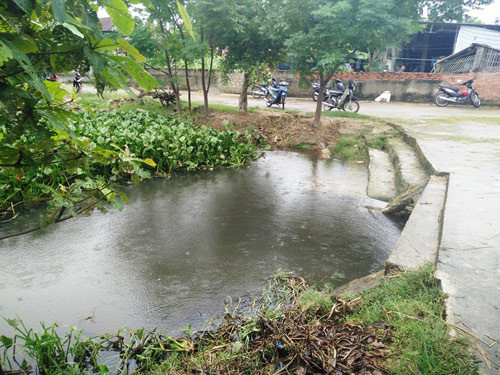 Thuong tam be trai 2 tuoi roi xuong cong chet duoi