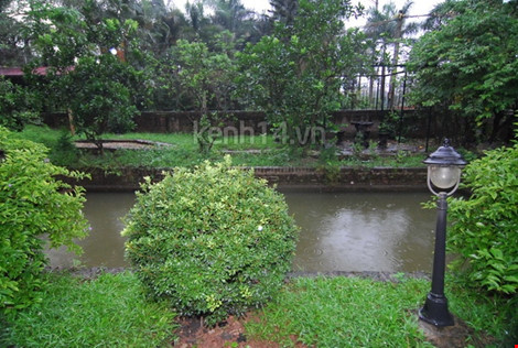 Cảnh trí xung quanh được khoác lên mình một màu xanh tươi mát của khu vườn.