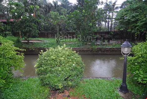 Cảnh trí xung quanh được khoác lên mình một màu xanh tươi mát của khu vườn.