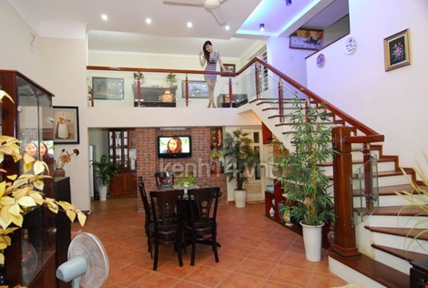 Không gian bên trong căn biệt thự được trang trí bởi các tông màu trang nhã trên nền màu trắng chủ đạo.