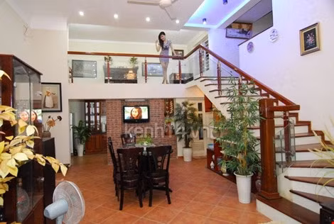 Không gian bên trong căn biệt thự được trang trí bởi các tông màu trang nhã trên nền màu trắng chủ đạo.