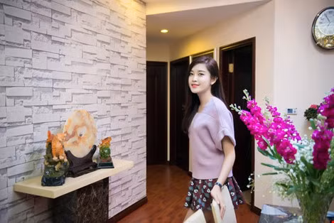 Là người yêu hoa nên bạn dễ dàng nhận thấy các khu vực trong căn hộ đều có những lọ hoa đủ màu sắc nổi bật do Huyền My tự tay cắm.