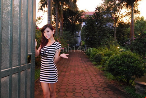 Xuất phát từ tình yêu thiên nhiên của gia chủ nên cảnh trí xung quanh đều được khoác lên mình một màu xanh tươi mát. Khu vườn rộng lớn với đủ các loại cây xoài, hồng xiêm, ổi,… trĩu quả ngon lành, những bông hoa xinh xắn đua nhau khoe sắc, cỏ cây mơn mởn hay từng đàn cá tung tăng bơi lội trong chiếc ao nhỏ trong vắt.