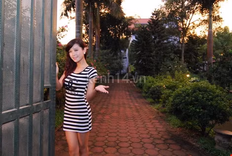 Xuất phát từ tình yêu thiên nhiên của gia chủ nên cảnh trí xung quanh đều được khoác lên mình một màu xanh tươi mát. Khu vườn rộng lớn với đủ các loại cây xoài, hồng xiêm, ổi,… trĩu quả ngon lành, những bông hoa xinh xắn đua nhau khoe sắc, cỏ cây mơn mởn hay từng đàn cá tung tăng bơi lội trong chiếc ao nhỏ trong vắt.