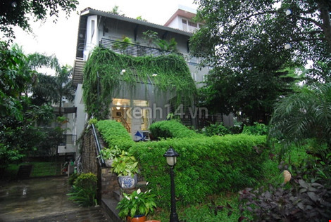 Trước khi đăng quang, Huyền My sống trong một biệt thự sang trọng tại ngoại thành Hà Nội. Với diện tích lên đến 800m², biệt thự của gia đình cô được thiết kế theo phong cách giao hòa với thiên nhiên nên vô cùng thoáng đãng.