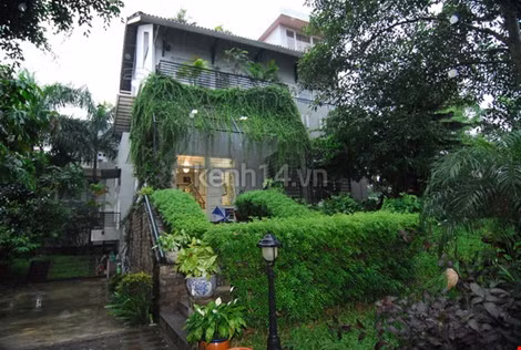 Trước khi đăng quang, Huyền My sống trong một biệt thự sang trọng tại ngoại thành Hà Nội. Với diện tích lên đến 800m², biệt thự của gia đình cô được thiết kế theo phong cách giao hòa với thiên nhiên nên vô cùng thoáng đãng.