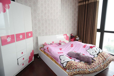 Trái ngược với phòng ngủ gam màu trung tính sang trọng của bố mẹ, phòng riêng của người đẹp được trang trí theo chủ đề Hello Kitty với tông màu hồng ngọt ngào và hình ảnh chú mèo đáng yêu.Và dĩ nhiên, bộ sưu tập phụ kiện làm đẹp như mỹ phẩm, túi xách, giày dép,… của cô nàng khiến bất cứ chị em phụ nữ nào cũng trầm trồ thích thú.