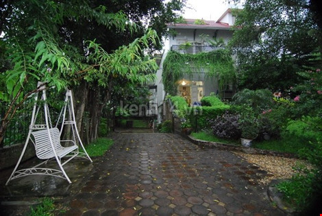 Nơi đây được bày trí một chiếc xích đu và bộ bàn ghế để các thành viên thư giãn trong vườn.