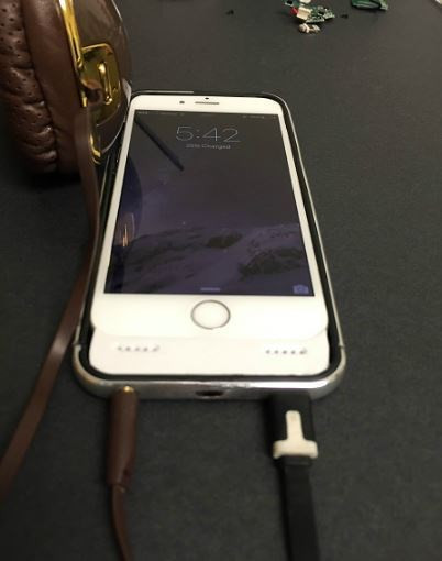 Thay vì giúp những người này tỉnh ngộ, một vài tài khoản Youtube còn tiếp tục hài hước với bình luận "xui dại": “Người trong video đã làm thiếu bước lau điện thoại sau khi khoan. Bạn phải ngâm điện thoại trong nước xà phòng 15 phút thì lỗ cắm tai nghe mới hết vụn khoan và hoạt động được. Sau khi ngâm xà phòng, hãy lắc mạnh điện thoại. Chúc bạn thành công.”