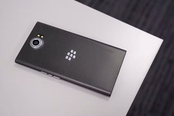  BlackBerry Argon: So với các model kể trên, Argon là sản phẩm bí hiểm nhất. Tuy nhiên, sẽ không lâu nữa trước khi model này bước ra ánh sáng. Một nguồn tin trong nước cho biết BlackBerry sẽ giới thiệu smartphone mới tại Việt Nam vào giữa tháng 10. Argon có thể là model kế nhiệm Priv với cấu hình mạnh gồm chip Snapdragon 820, RAM 4 GB, cổng USB Type-C và cảm biến vân tay.
