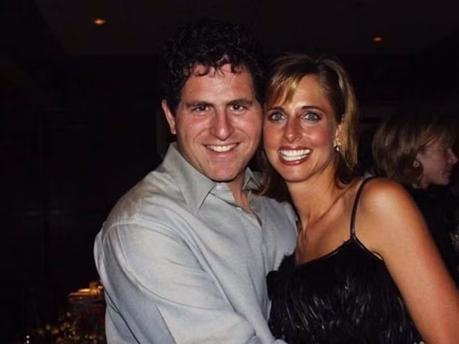 Năm 1988, Dell "xem mắt" nhà thiết kế thời trang đến từ Dallas tên Susan Lieberman. Cả hai ngay lập tức có cảm tình với nhau. "Đa số những người tôi từng hẹn hò nói về bản thân họ rất nhiều và luôn có gắng gây ấn tượng với tôi", Susan chia sẻ với tờ Texas Monthly. "Anh ấy là người tốt nhất tôi từng gặp". Hai người kết hôn vào tháng 10/1989 và có với nhau 4 người con.