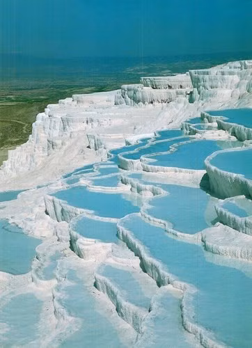 Kỳ quan thiên nhiên Pamukkale ở Thổ Nhĩ Kỳ được biết đến và nổi tiếng với địa hình nhũ đá vôi độc đáo, cả một vùng đồi được bao phủ bởi lớp nhũ vôi trắng xoá với suối nước ngầm trong xanh chảy tràn tự nhiên và giàu khoáng chất.