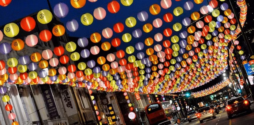 Ở Singapore, Tết Trung thu được gọi là lễ hội Đèn lồng. Đúng như tên gọi này, các đường phố ở Singapore sẽ rực rỡ sắc đèn lồng vào dịp Trung thu.