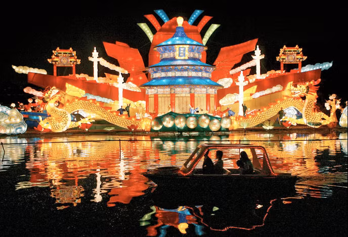 Những lễ hội hoa đăng quy mô lớn là nét đặc trưng của ngày Tết Trung thu ở Trung Quốc. Ở đất nước này, Tết Trung thu cũng được coi là ngày đoàn tụ của các gia đình.