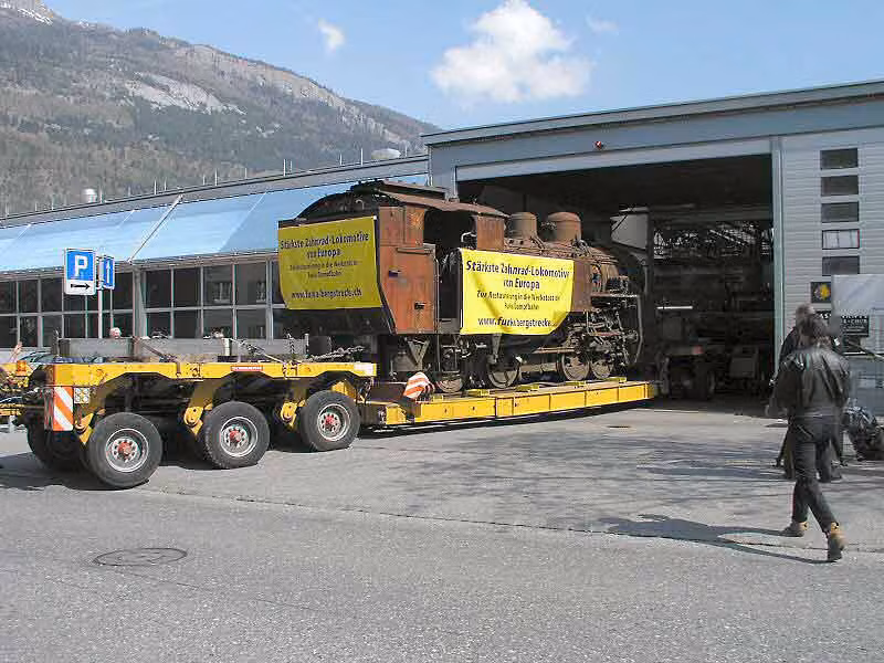 Một đầu máy được đưa về xưởng ở Thụy Sĩ.