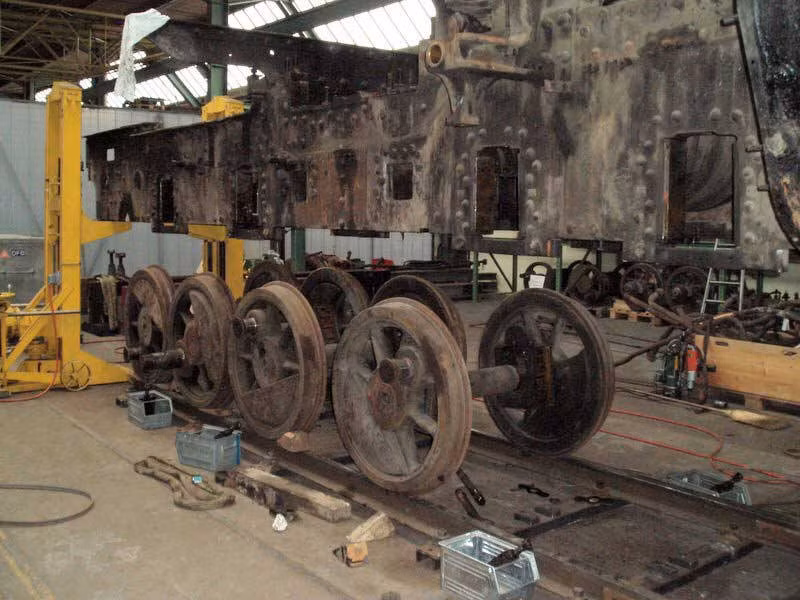 Trong quá trình phục chế, tất cả các thành phần của đầu máy được tháo rời.