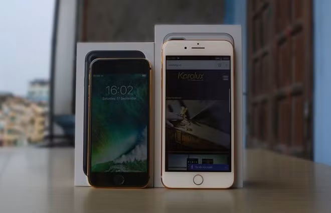 iPhone 7 và 7 Plus năm nay sử dụng cùng chất liệu nhôm series 7000 giống 6S nên công đoạn chế tác không quá khó khăn. Để hoàn tất một chiếc máy mạ vàng, các kỹ sư sẽ mất 6-8 tiếng với khoảng 20 công đoạn.