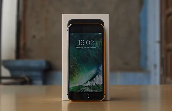 Giá bán của một chiếc iPhone 7 rồng vàng dao động từ 35 đến 46 triệu, iPhone 7 Plus từ 36 đến 48 triệu đồng. Tính ra, phí mạ vàng cho một sản phẩm khoảng hơn 10 triệu đồng.