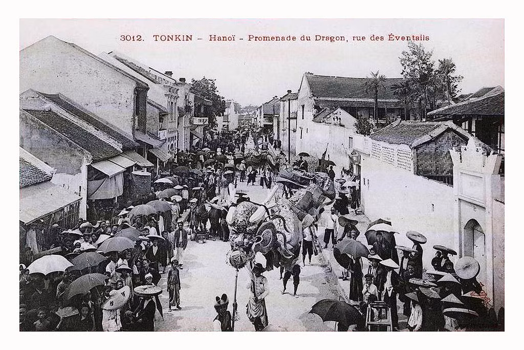 Múa rồng trên phố Hàng Quạt.