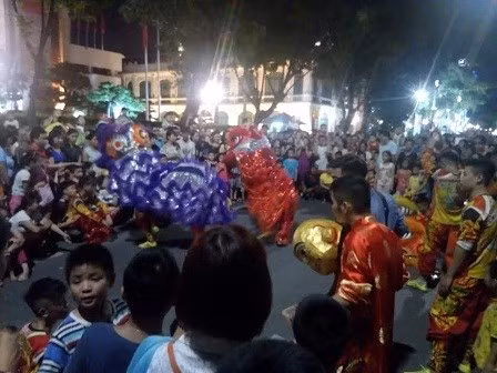 Nguoi dan noi ve 'diem cong', 'diem tru' tren pho di bo Ho Guom-Hinh-2