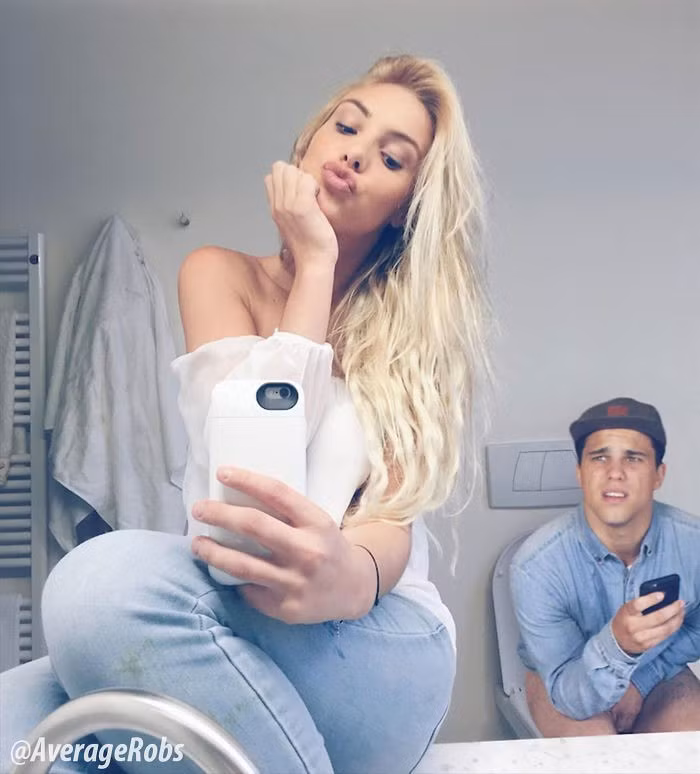 Dường như quá mải miết với việc "tự sướng" nên ngôi sao của mạng xã hội Vine - Lele Pons - đã vào nhầm nhà vệ sinh?