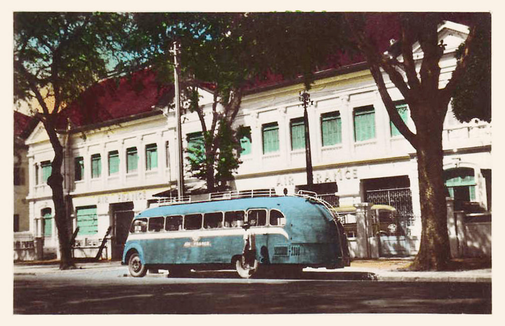 Xe khách dịch vụ của hãng hàng không Air France ở Sài Gòn khoảng đầu thế kỷ 20.