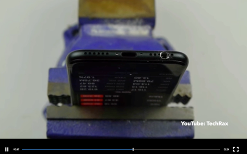 Kết quả, theo video này quảng cáo, là bạn sẽ nhận được một lỗ cắm tai nghe có kích thước y hệt như thật trên thân máy và có thể nghe nhạc bình thường.