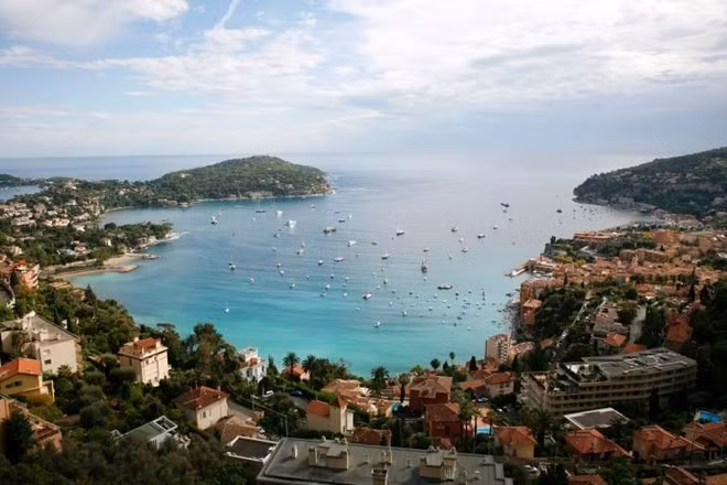Villefranche-sur-Mer, một thị trấn đánh cá đẹp như tranh vẽ ở vùng Côte d'Azur của Pháp. Du khách có thể thấy mọi thứ từ những chiếc du thuyền đến chiến hạm trongcảng nước sâu ở đây.Ảnh: NatGeo.