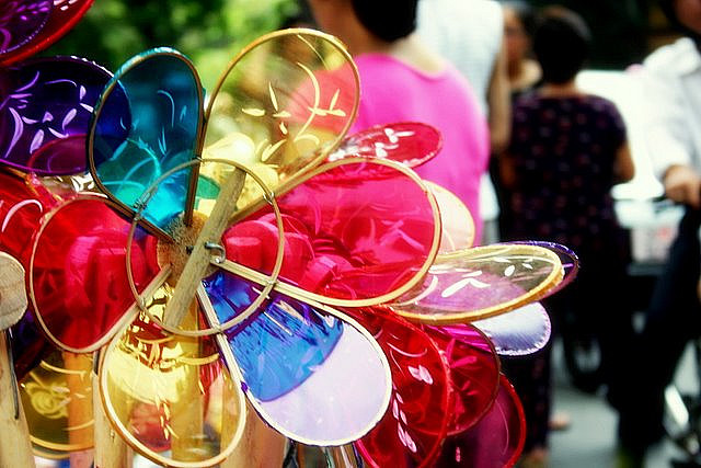 Đèn cù là loại đèn quay tít khi đẩy trên mặt đất nhờ một bánh xe được gắn dưới đế đèn. Mỗi dịp Tết Trung thu xưa, trẻ em Việt khắp các xóm lại kéo đèn cù sáng ánh nến chạy vòng quanh sân và cười đùa ríu rít trong đêm trăng.