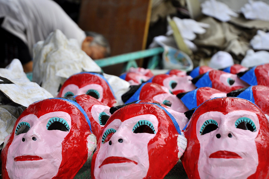 Mặt nạ giấy bồi với rất nhiều chủng loại giúp trẻ em hóa thân thành vô số nhân vật cổ tích trong dịp Tết Trung thu.
