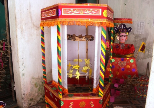 Đèn kéo quân là món đồ chơi Trung thu độc đáo với chiếc lồng kéo xoay tròn nhờ hơi nóng của ngọn nến, kéo theo bao nhiêu hình, tên dân gian gọi là các “quân”.