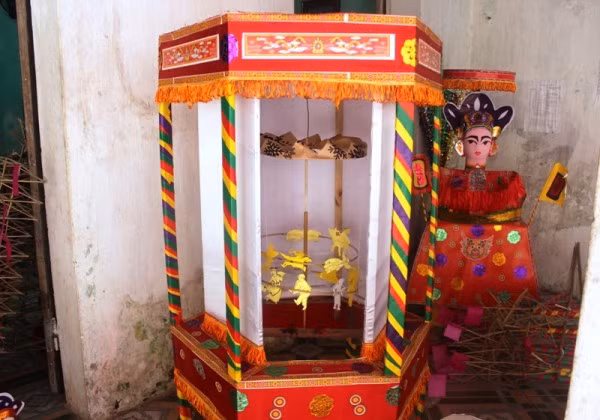 Đèn kéo quân là món đồ chơi Trung thu độc đáo với chiếc lồng kéo xoay tròn nhờ hơi nóng của ngọn nến, kéo theo bao nhiêu hình, tên dân gian gọi là các “quân”.