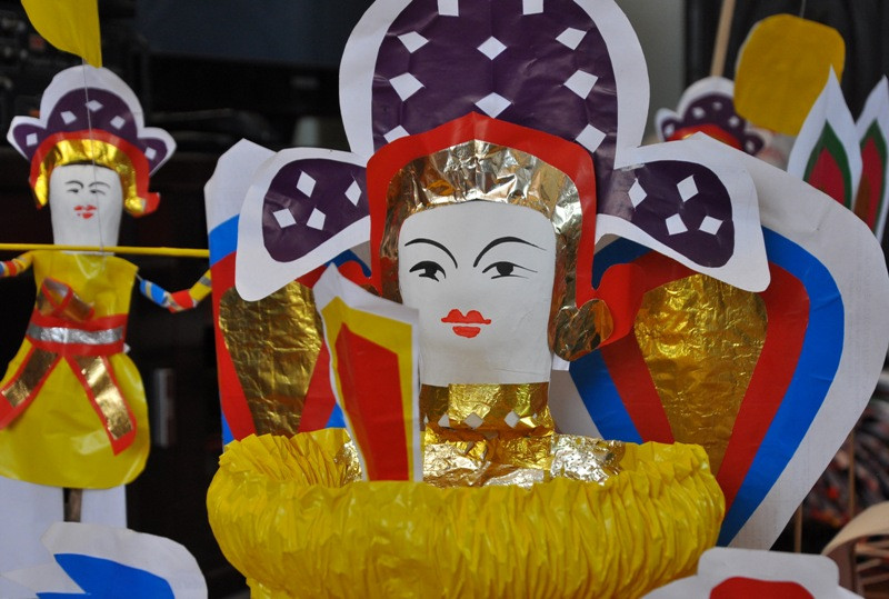 Ông tiến sĩ giấy là món đồ chơi được bày lên bàn học của các cậu bé vào dịp Tết Trung thu như là lời nhắn nhủ của cha ông về tinh thần hiếu học, khuyến khích sự học, thành đạt.