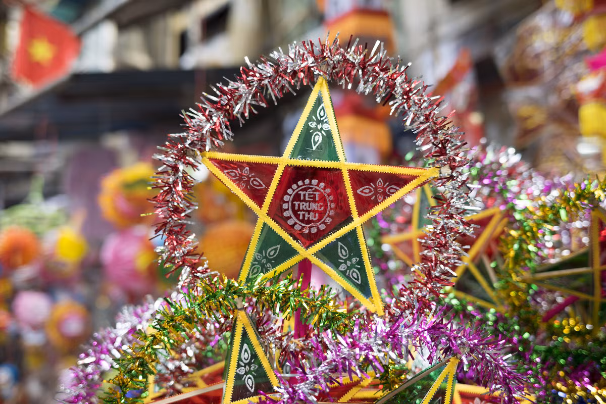 Nhiều loại đồ chơi Trung thu xưa giờ đã mai một trong đời sống hiện đại. Riêng đèn ông sao vẫn giữ được độ "hot", trở thành hình ảnh đặc trưng nhất vào mỗi dịp Tết Trung thu ở Việt Nam.