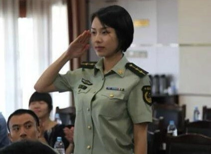 Cư dân mạng Trung Quốc nhanh chóng tìm ra nữ quân nhân tên Thư Tâm (25 tuổi) tới từ thành phố Quý Dương, tỉnh Quý Châu, theoShanghaiist.