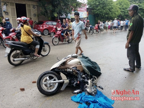 Nghệ An Xe con đâm xe máy 3 mẹ con nguy kịch - Hình 2 Nghe An Xe con dam xe may 3 me con nguy kich-Hinh-2
