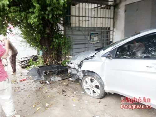 Nghệ An Xe con đâm xe máy 3 mẹ con nguy kịch - Hình 3 Nghe An Xe con dam xe may 3 me con nguy kich-Hinh-3