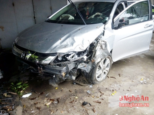 Nghệ An Xe con đâm xe máy 3 mẹ con nguy kịch - Hình 4 Nghe An Xe con dam xe may 3 me con nguy kich-Hinh-4