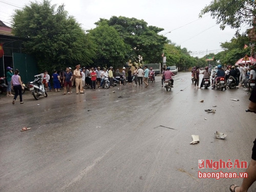 Nghe An Xe con dam xe may 3 me con nguy kich