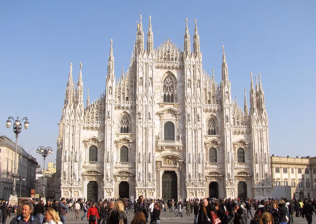 Nằm trên quảng trường chính của thành phố Milan, Italia, nhà thờ Duomo di Milano là một trong những công trình nổi tiếng nhất ở châu Âu với quy mô đặc biệt lớn và phức tạp. Đây cũng là một trong những nhà thờ Gothic lớn nhất trên thế giới. Việc xây dựng nhà thờ bắt đầu vào năm 1386 và phải mất năm thế kỷ để công trình chính thức hoàn thành.